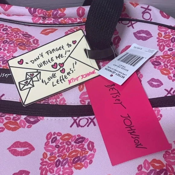 Betsey Johnson Rolling Suitcase Duffle Bag Lips XOX Hearts Pink NWT - Picture 10 of 10
